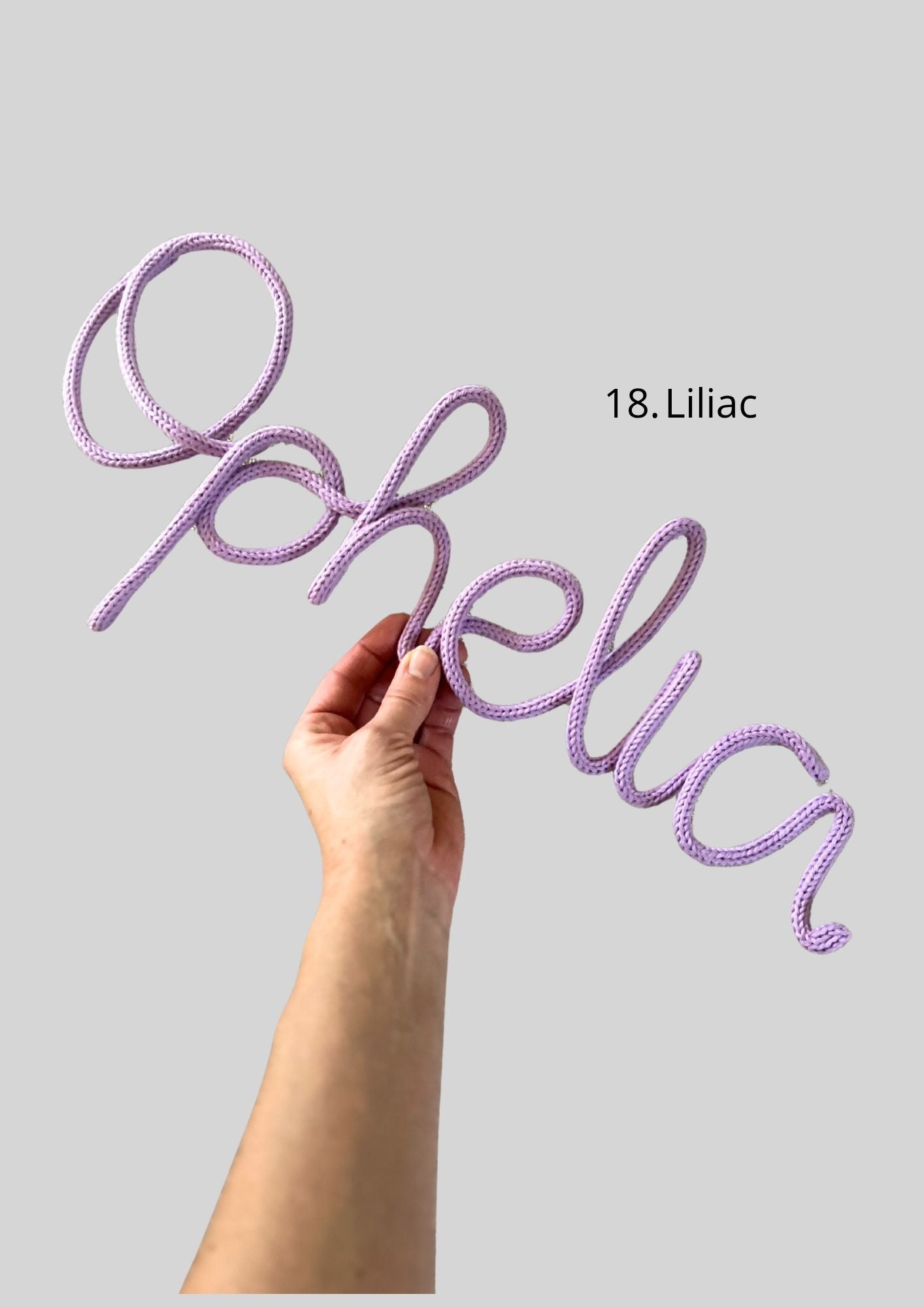 Stickad namn i lila färg, namnet är personligt gjord