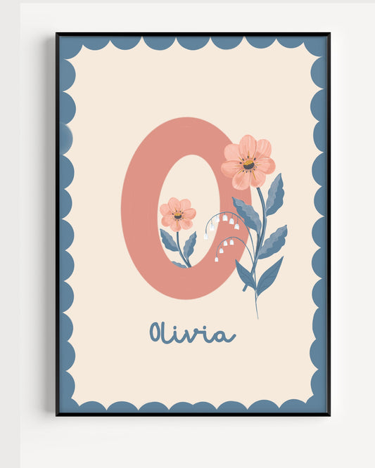 Personlig namnposter med namnet Olivia i blå och beige toner. Gullig handritad barnposter med lekfull design som passar perfekt i barnrum och babyrum.